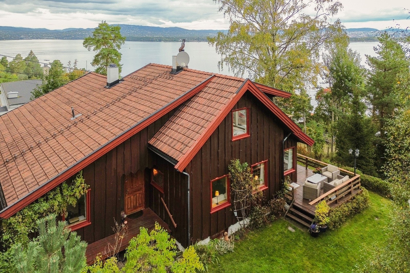 Utsikten er uten tvil et av høydepunktene ved boligen, og noe man virkelig vil sette pris på. Galleribilde