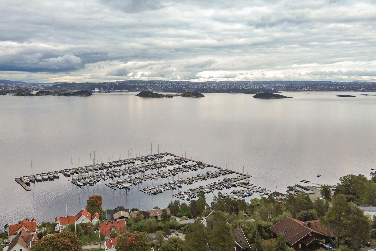 Nærheten til sjøen gir flotte muligheter for bading, båtliv og naturopplevelser. Oksval strand og brygge ligger like ved. Galleribilde