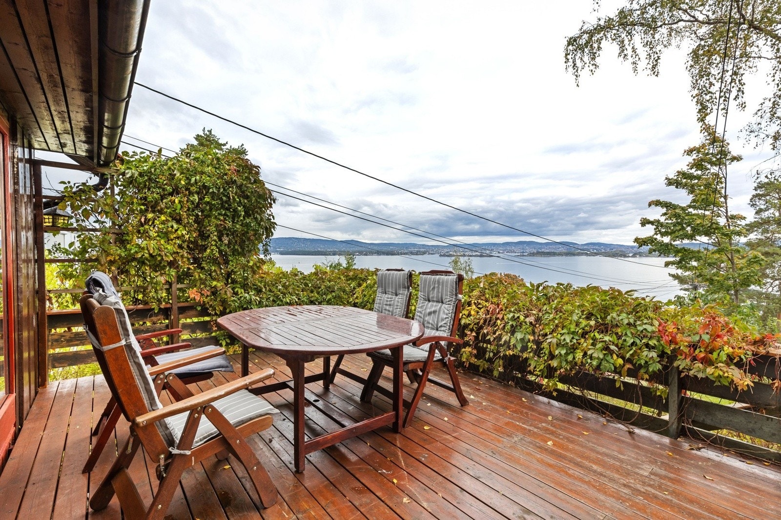 Romslig veranda på hele 47 m² med plass til flere soner, hvor du kan samle venner til grillkvelder eller bare nyte en rolig stund mens man skuer over fjorden og hovedstaden Galleribilde