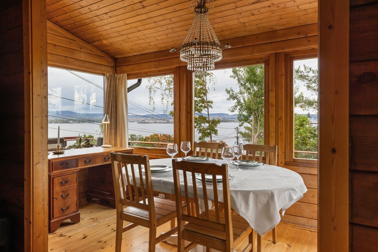 Her kan man nyte et godt måltid mens man skuer over fjorden og hovedstaden. Galleribilde