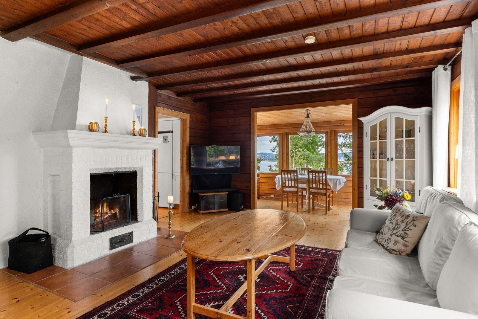 Her finner man også en liten spisegruppe med store vinduer som gir flott panoramautsikt. Galleribilde