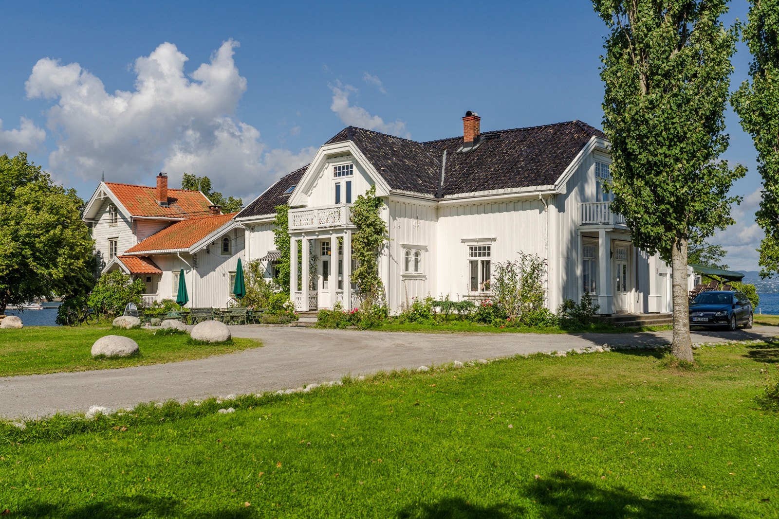 Hellviktangen byr på en vakker badestrand, store gressletter og den kjente Hellviktangen Gård & Kunstkafé. Galleribilde