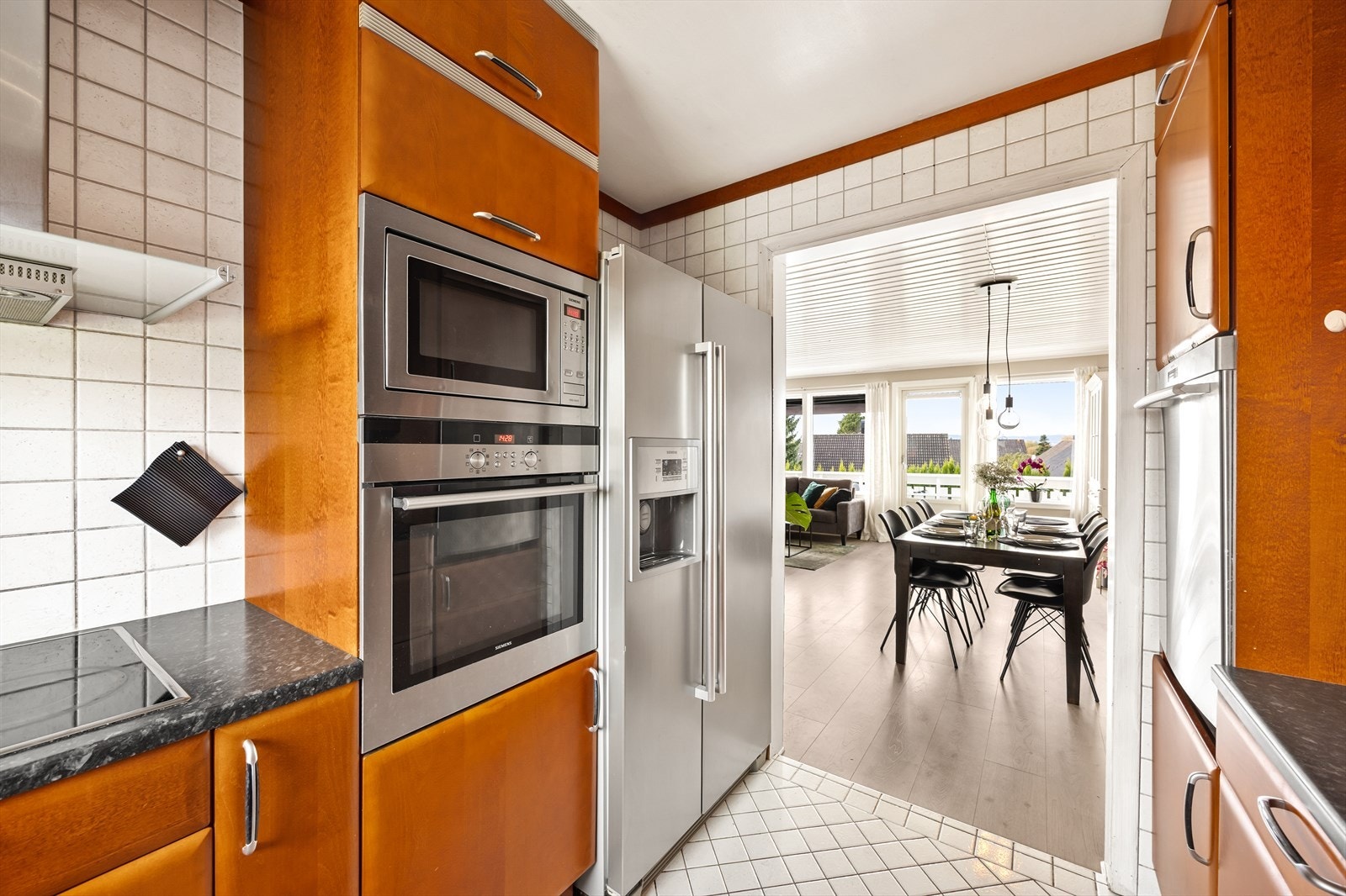 Et frittstående kjøl-/fryseskap som medfølger. Galleribilde