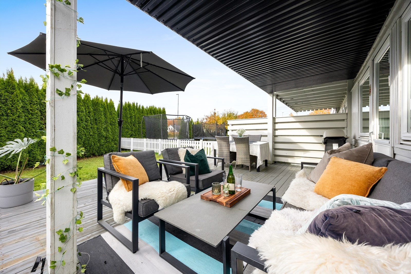 Den overbygde delen av terrassen gir en lun og skjermet uteplass. Galleribilde