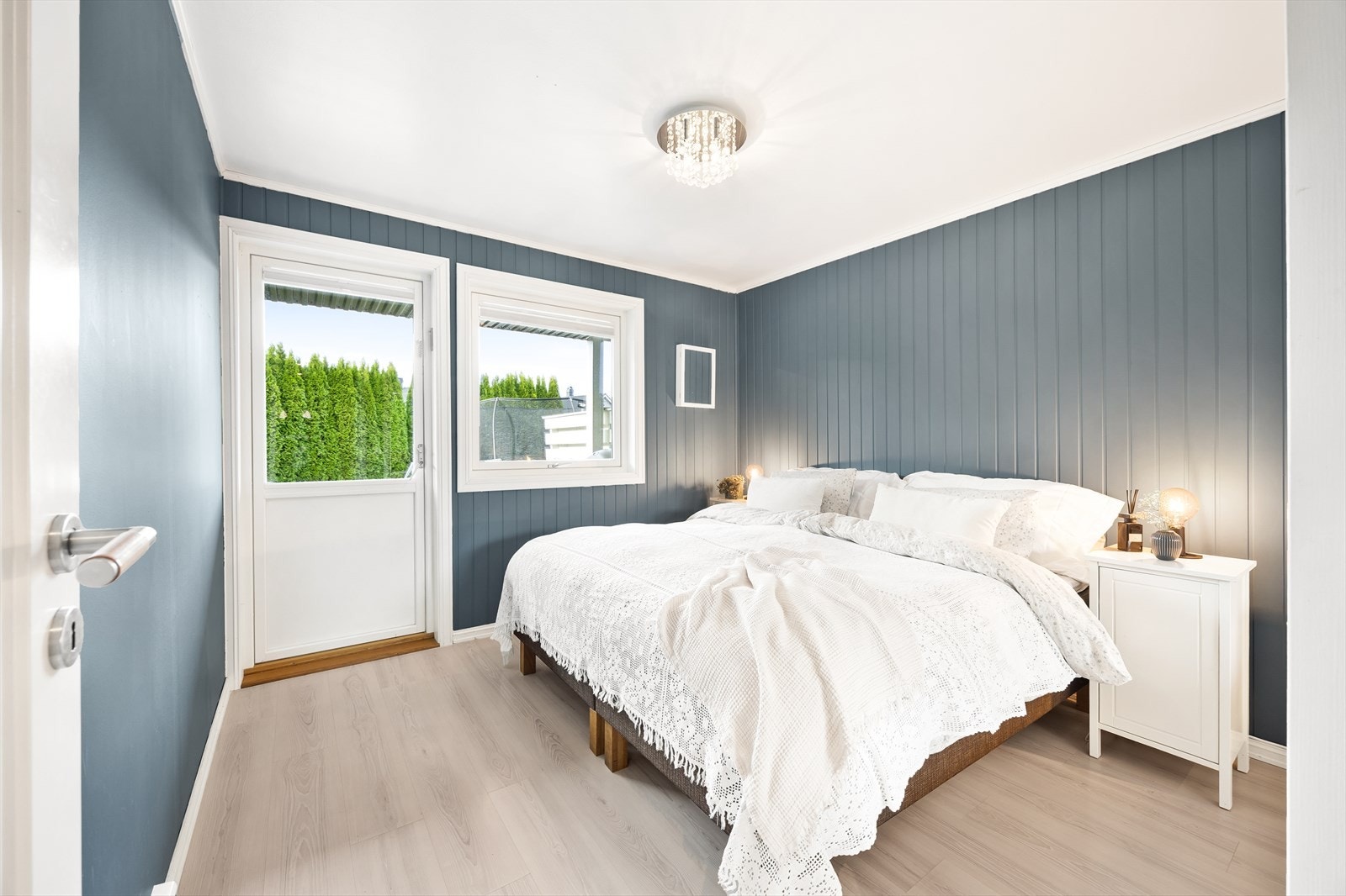 Hovedsoverommet i første etasje har god plass og direkte utgang til terrassen. Galleribilde