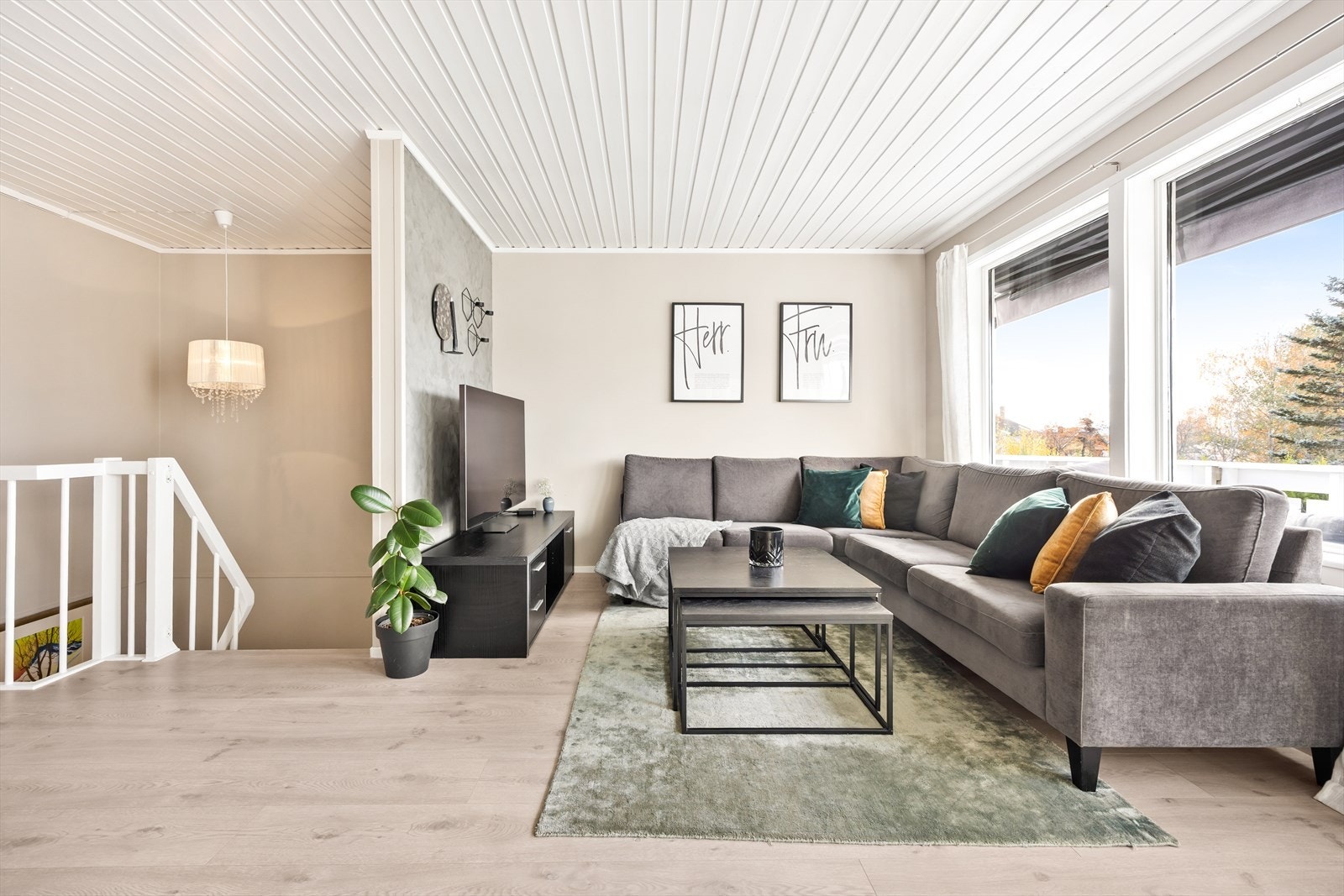 Store vinduer som gir rikelig med lys og leder ut til balkongen. Galleribilde