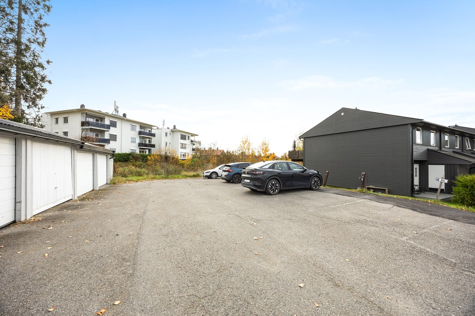 Nærområdet byr på kort vei til Døli skole, barnehager og bussholdeplass med avganger mot Jessheim sentrum. Galleribilde