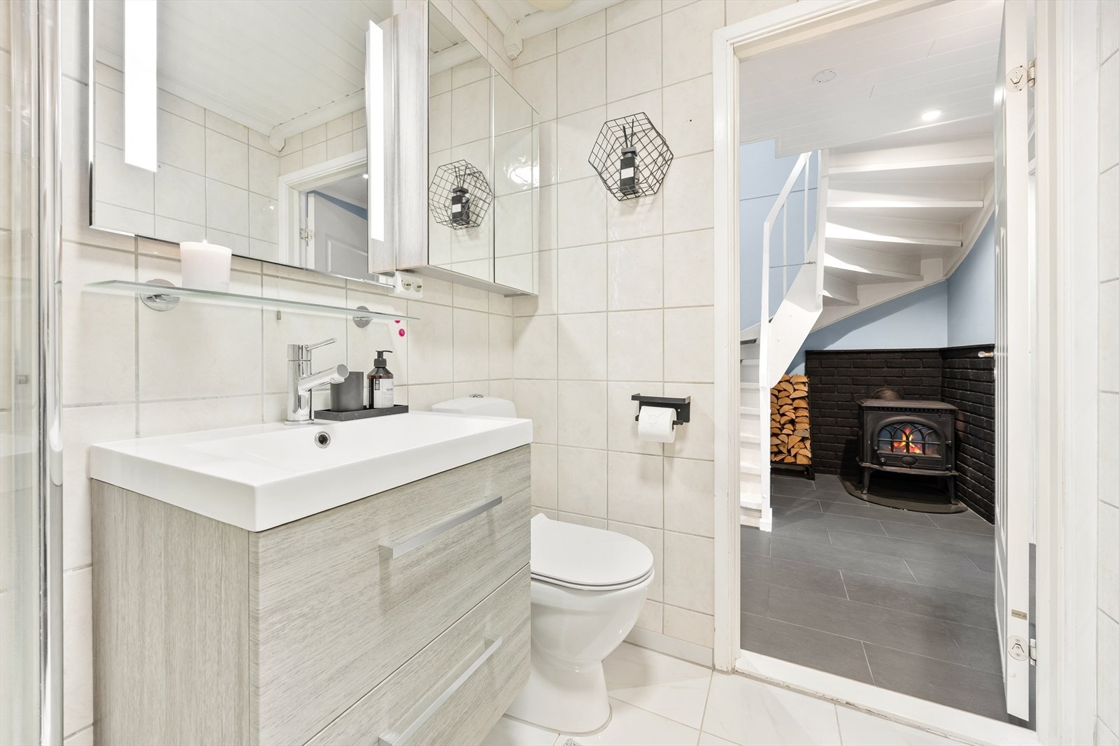 Badet er innredet med servantskap, speil med integrert lys og toalett. Galleribilde