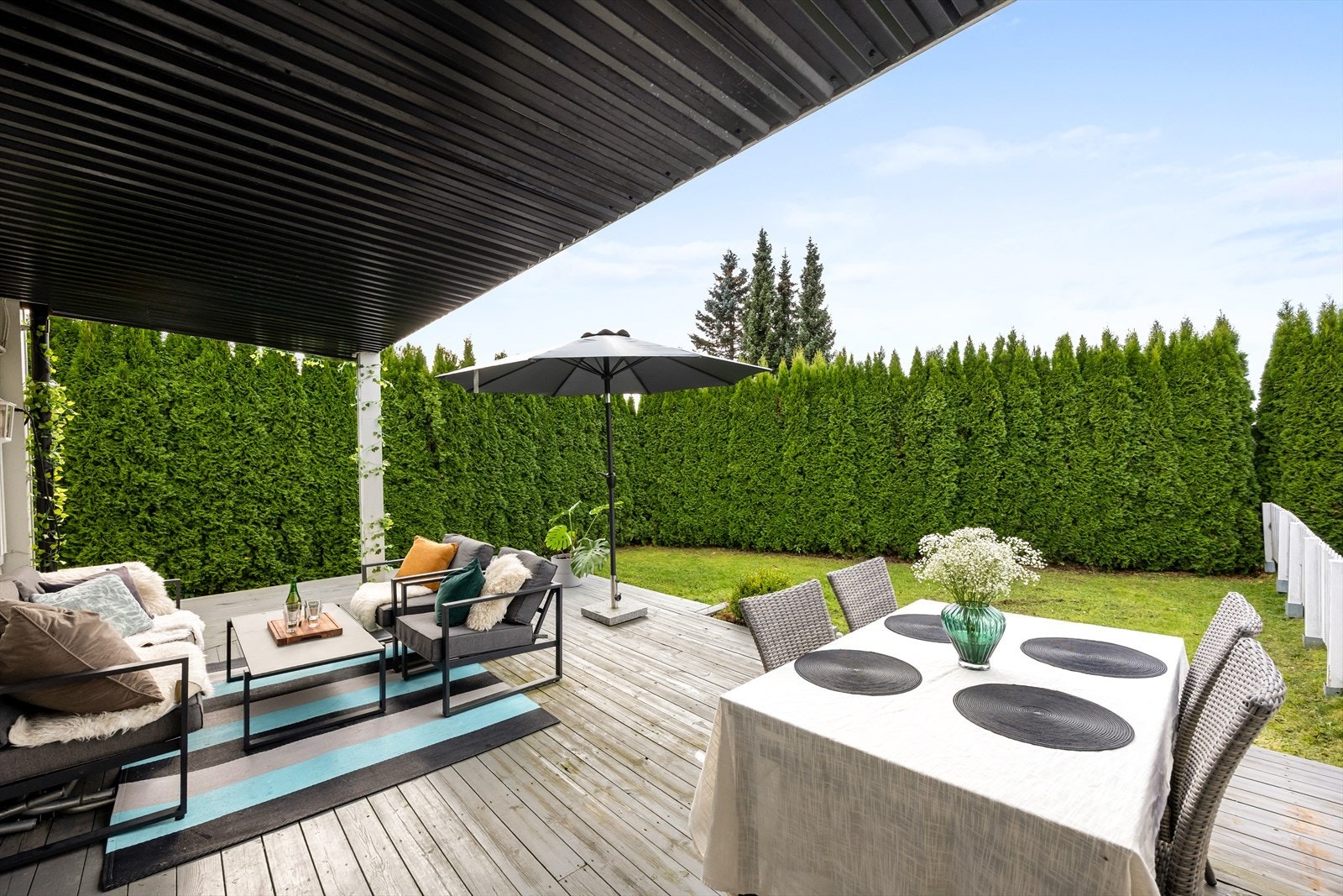 Hagen er pent opparbeidet med plen og er omkranset av en tett hekk. Galleribilde