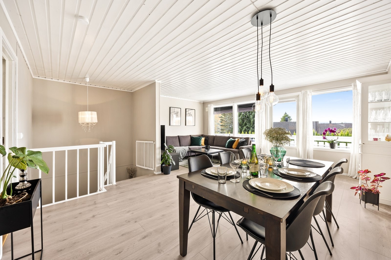 Oppe møtes du av en åpen og sosial sone med stue og spisestue. Galleribilde