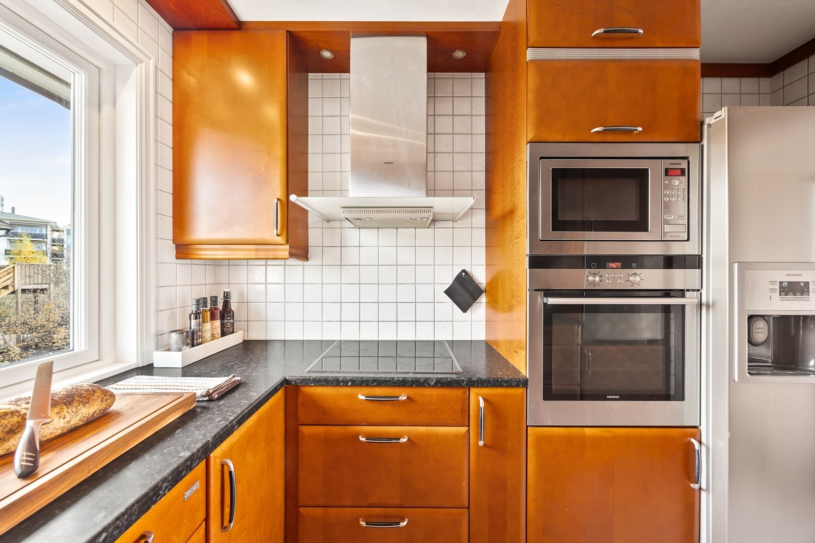 Kjøkkenet er utstyrt med integrert stekeovn, mikrobølgeovn og platetopp. Galleribilde