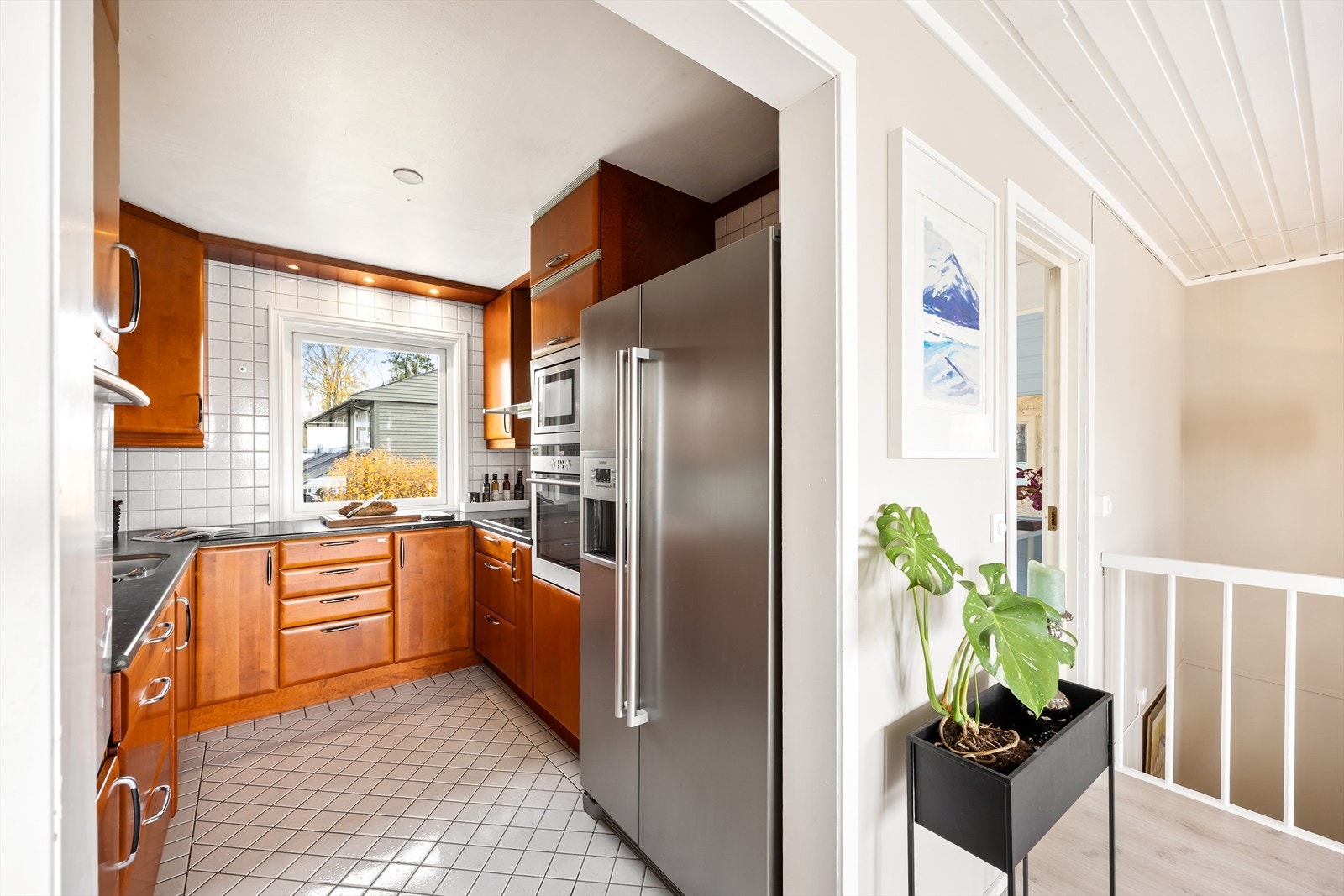 Fra kjøkkenet er det kort vei til trappen og resten av etasjen. Galleribilde