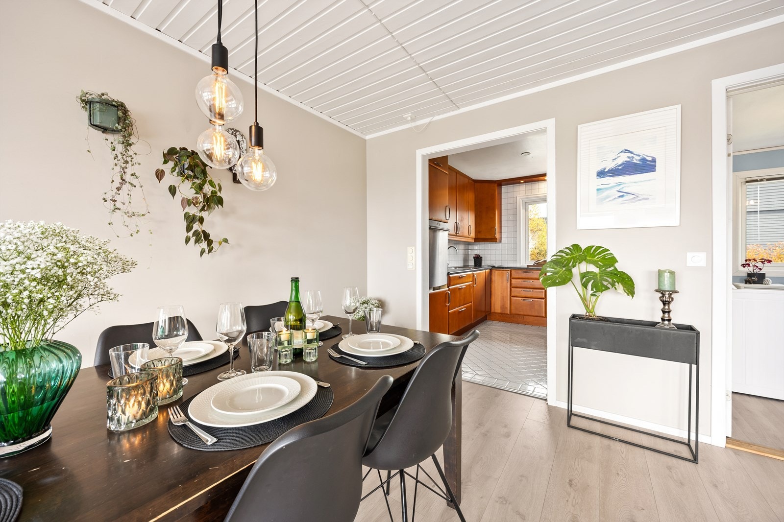 Spisestuen ligger i praktisk tilknytning til kjøkkenet. Galleribilde