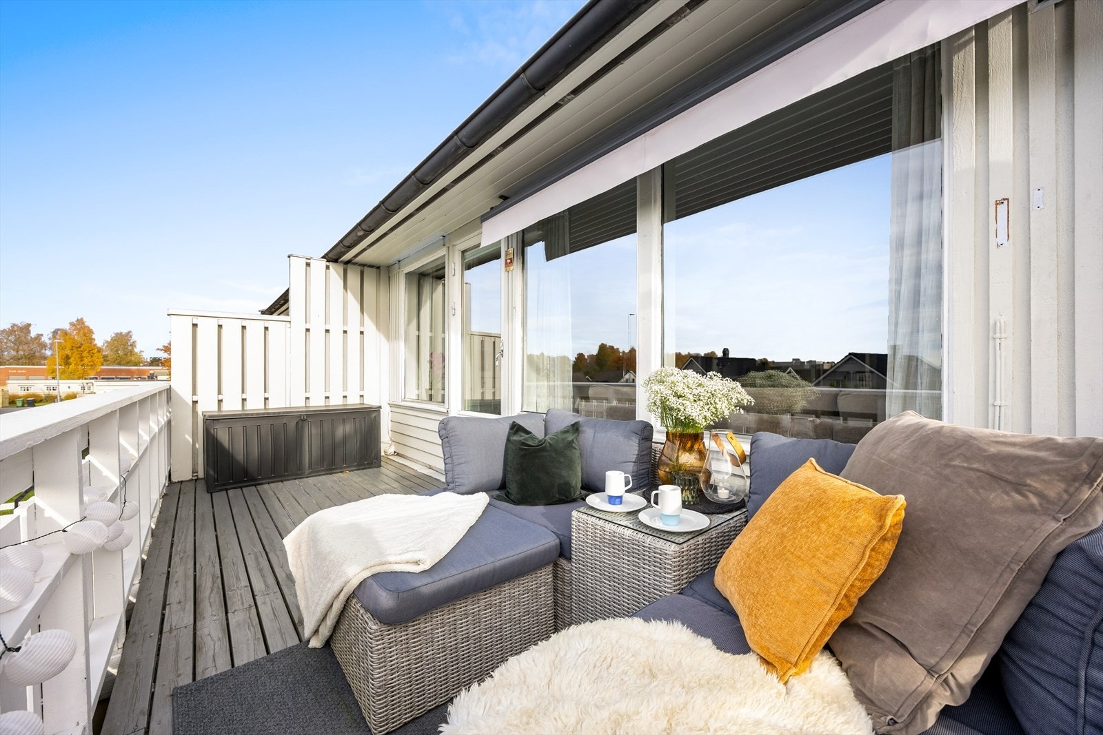 Fra stuen er det utgang til en sørvestvendt balkong på 11 m². Her er det god plass til en sittegruppe og gode lysforhold. Galleribilde