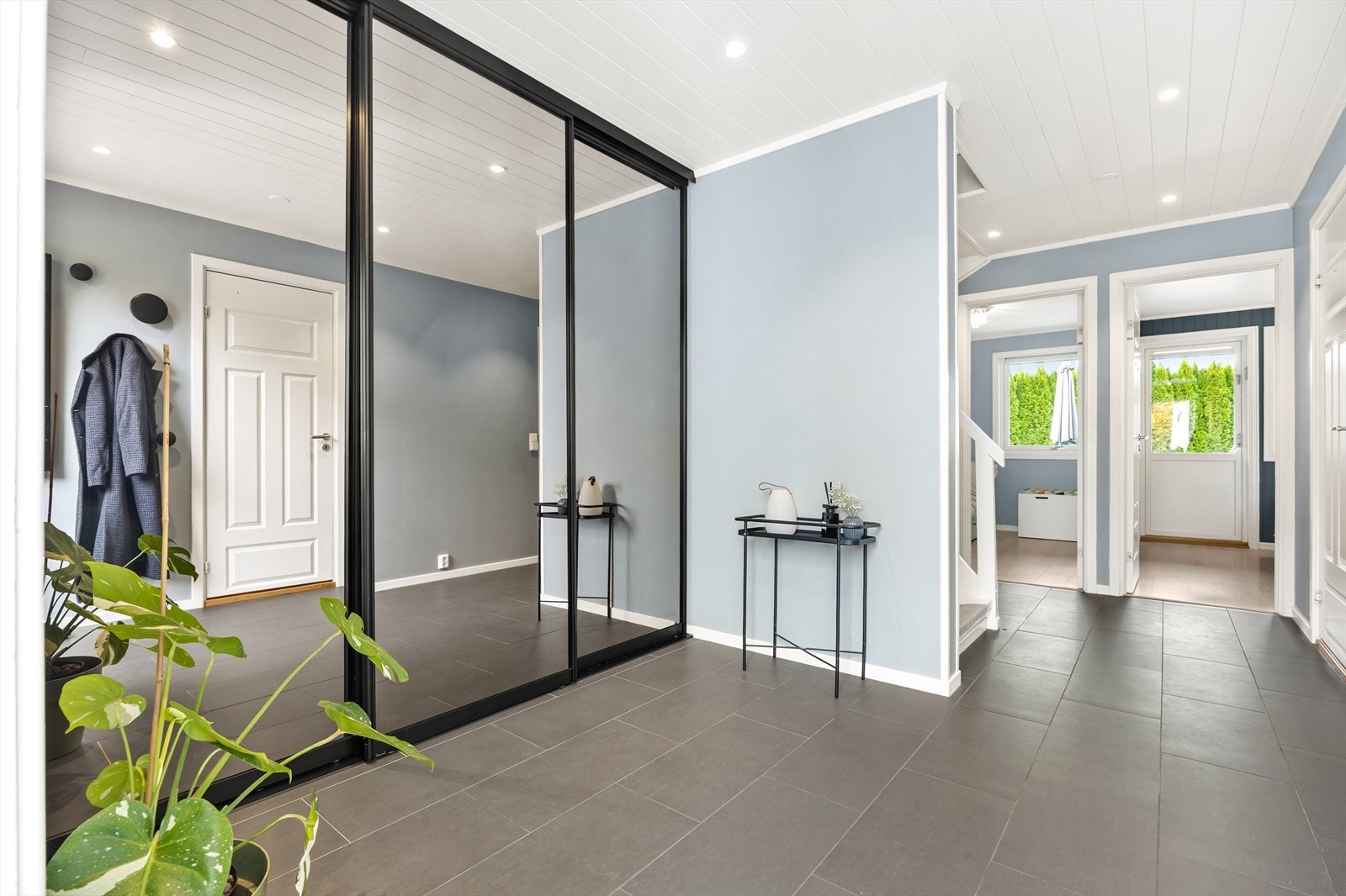 Velkommen inn i en romslig entré med varmefolie i gulvet og skyvedørsgarderobe. Galleribilde