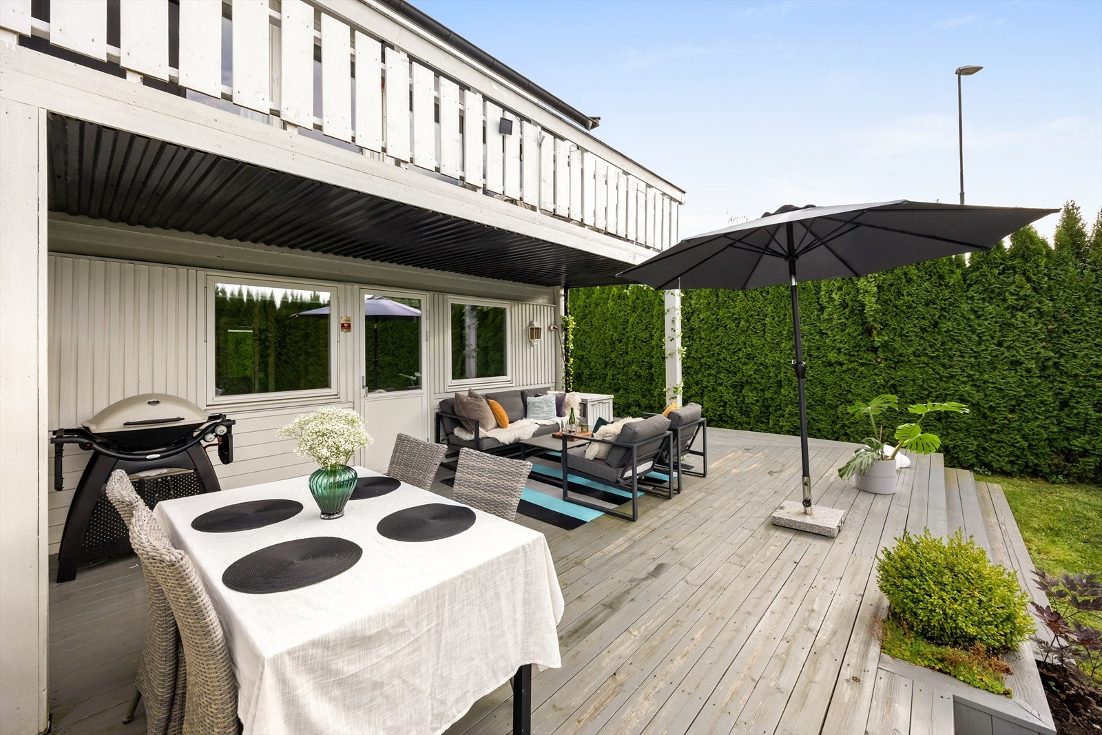 Vi beveger oss ut på den store terrassen som strekker seg rundt deler av boligen. Galleribilde