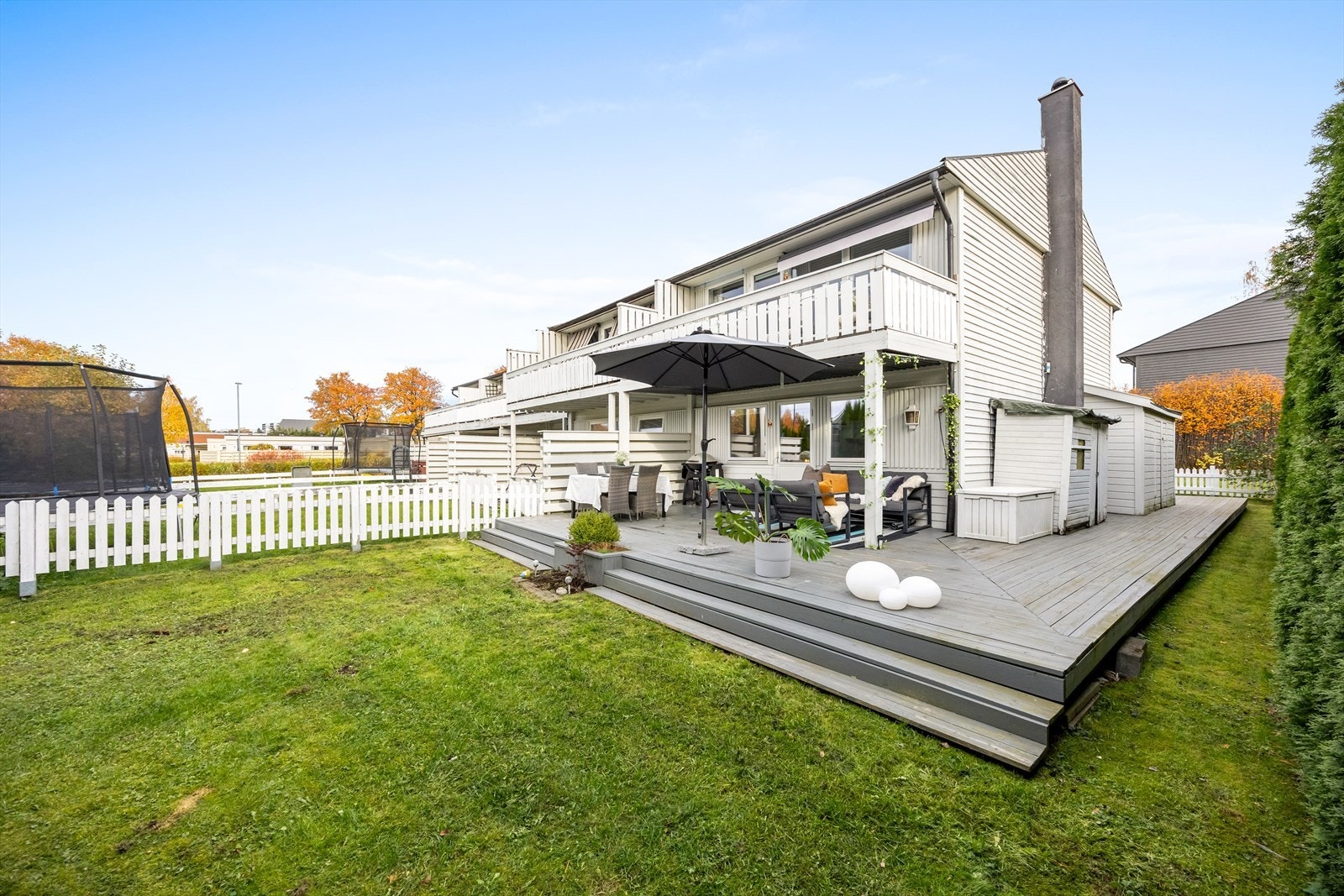 Rekkehuset har en stor, sørvestvendt terrasse på 68 m² og en romslig hage. Galleribilde