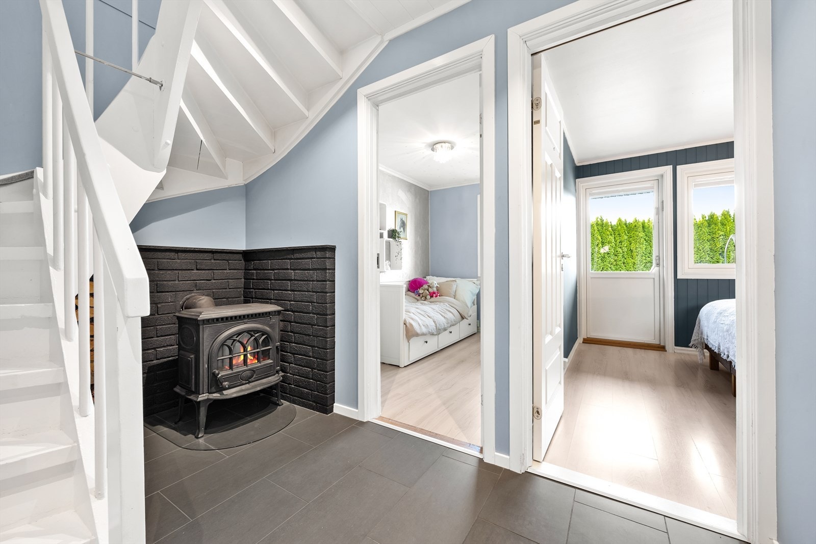 Vi tar den hvitmalte tretrappen opp til andre etasje. Galleribilde