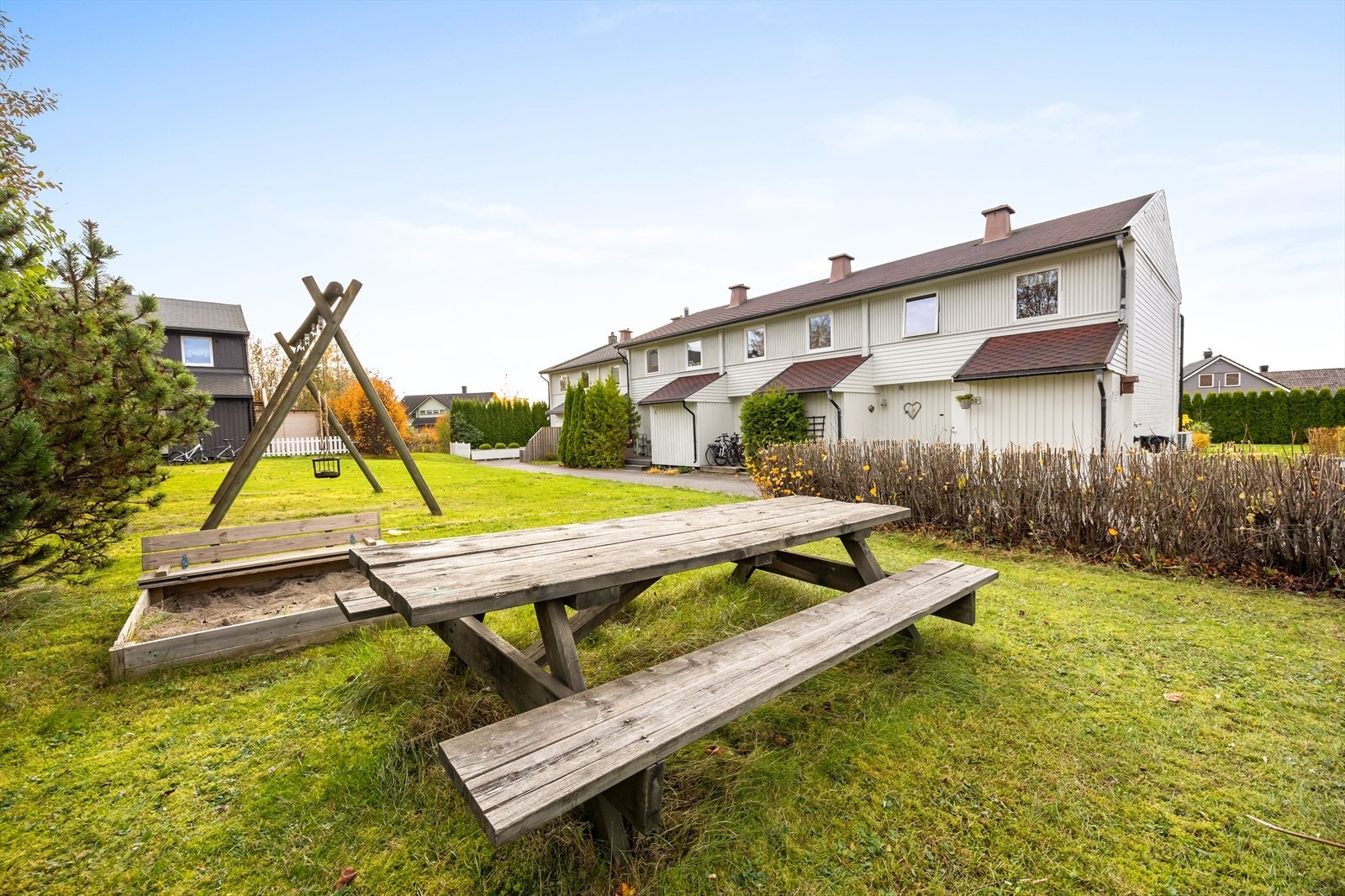 Velforeningen har felles grøntarealer med lekeplass for de minste. Galleribilde