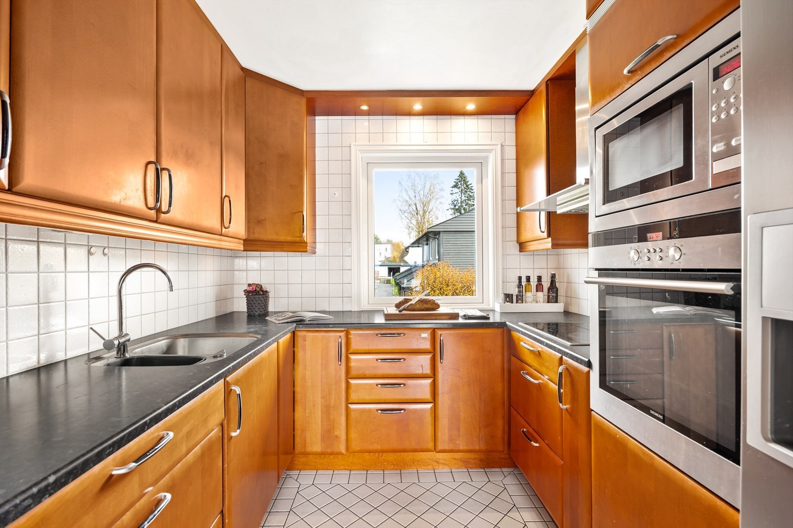 Kjøkkenet fra Huseby har en funksjonell U-form med gode arbeidsflater og laminatbenkeplate. Galleribilde