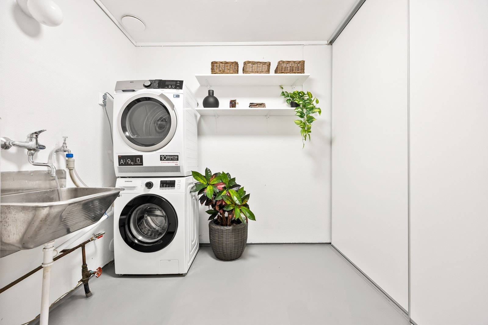 Boligen har et separat vaskerom med utslagsvask og opplegg for vaskesøyle. Galleribilde