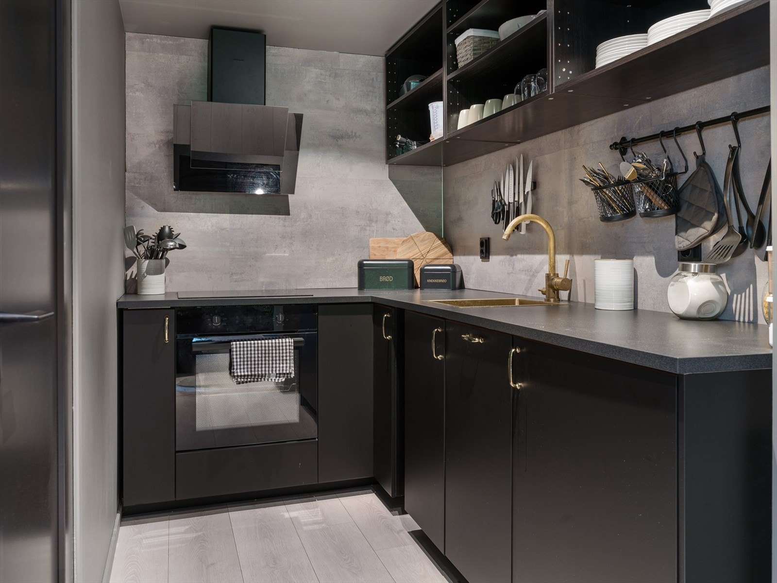 Kjøkkenet fra Ikea (2022) er kompakt og funksjonelt, med integrert stekeovn og platetopp. Galleribilde