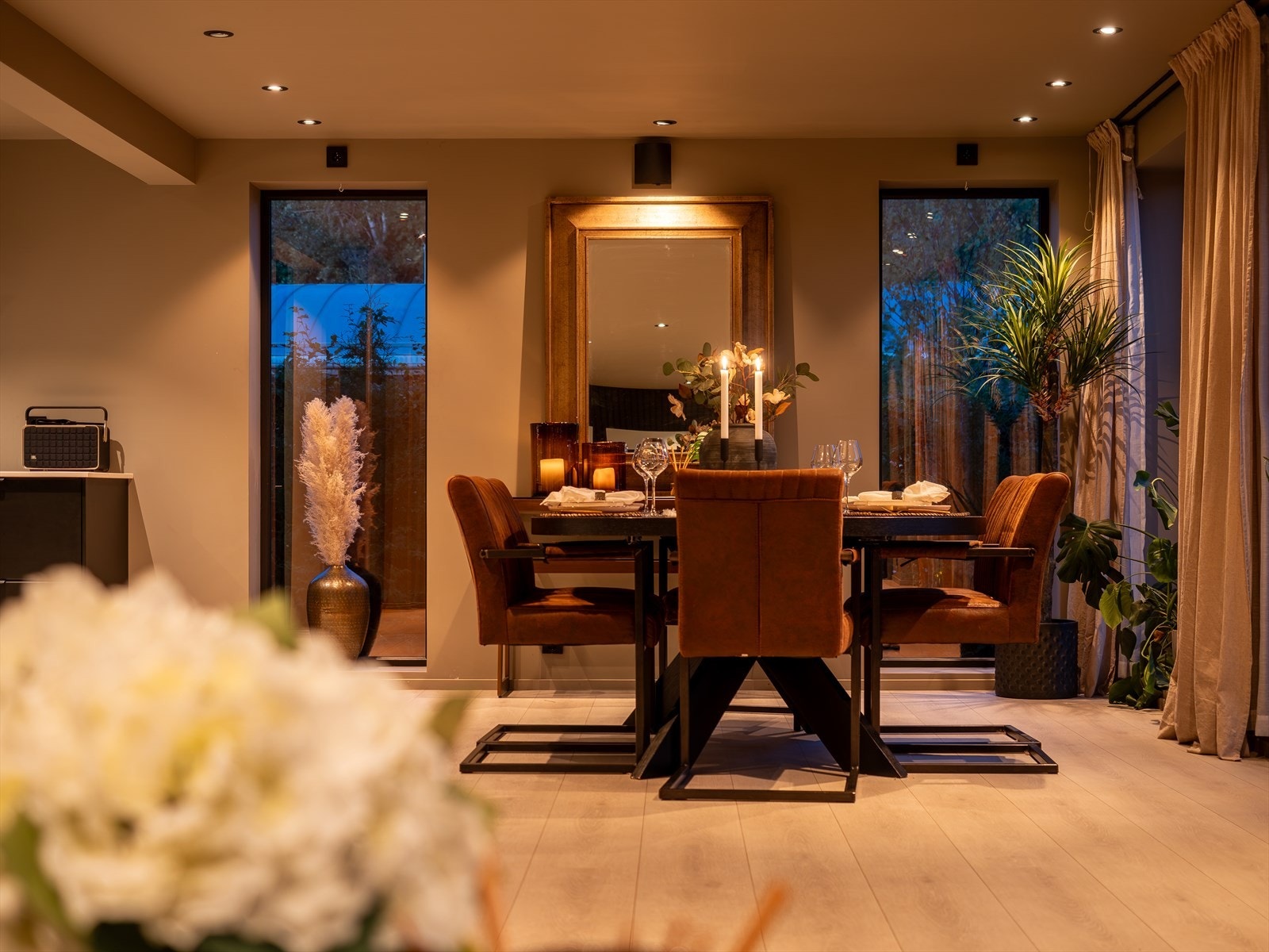 Utsyn mot spisestuen og kjøkkenet fra sofakroken. Galleribilde