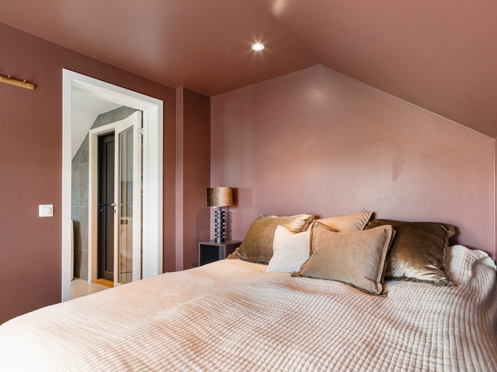 Hovedsoverommet er romslig og har direkte adkomst til badet. Galleribilde