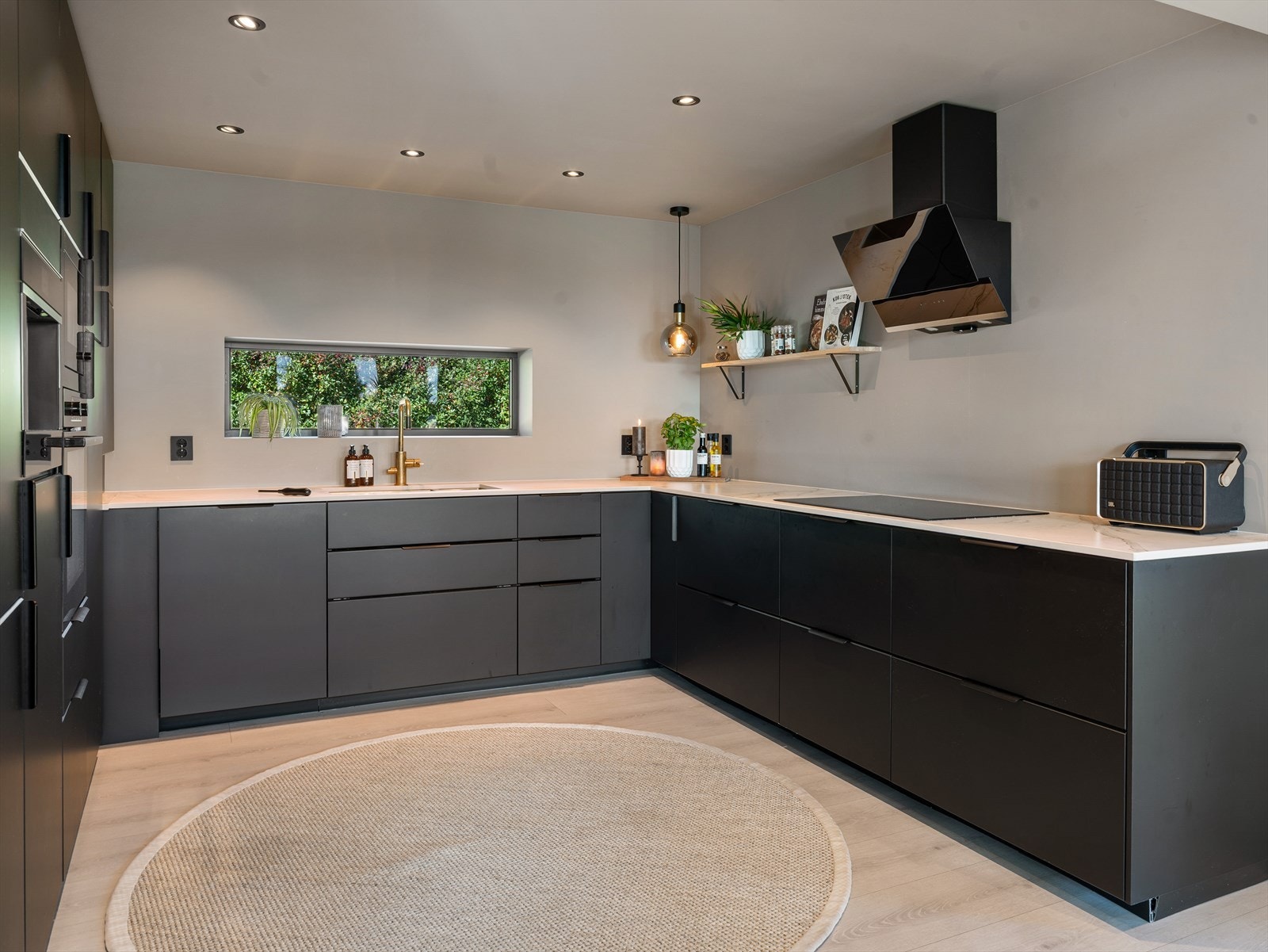 Kjøkkenet fra Ikea er moderne og velutstyrt med rikelig skap- og benkeplass. Galleribilde