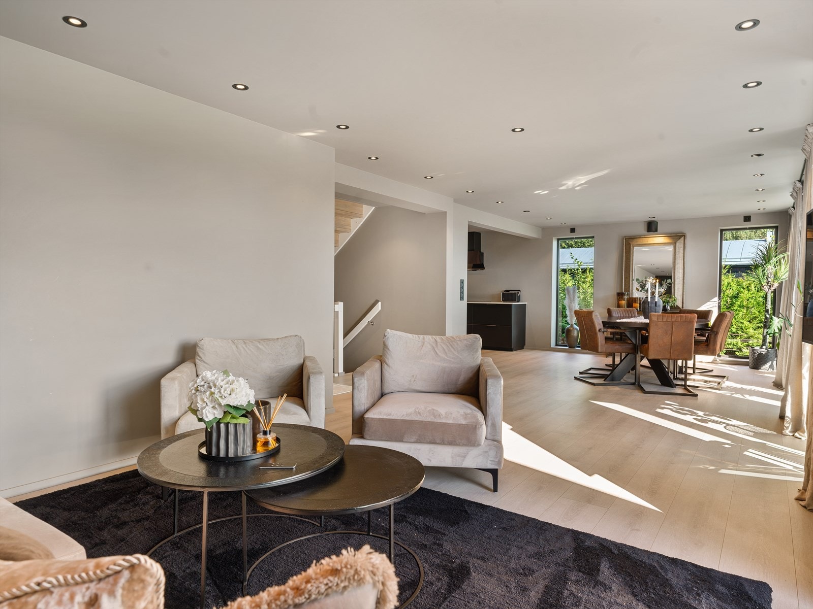 Rommet har en åpen løsning mot spisestuen, som skaper en fin flyt i etasjen. Galleribilde