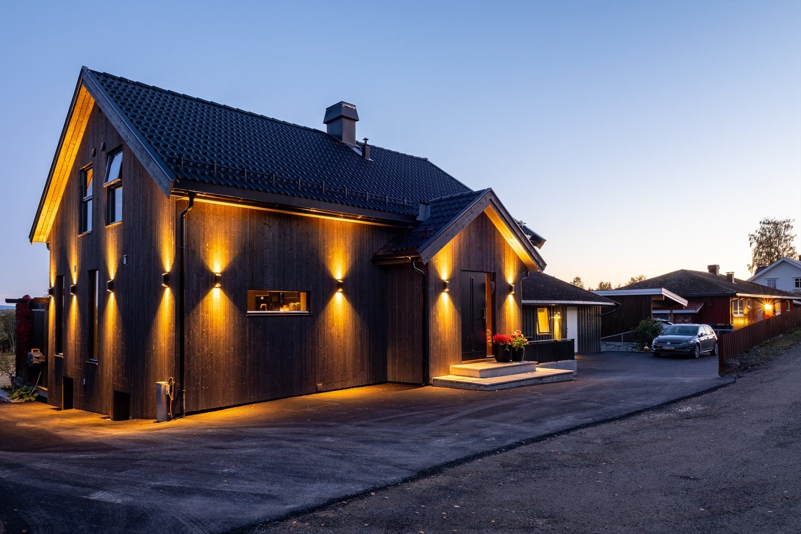 Fasadebelysningen gir boligen et elegant uttrykk etter mørkets frembrudd. Galleribilde