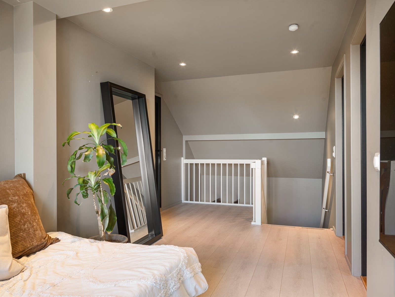 En åpen gang med returgelender binder rommene på loftet sammen. Galleribilde