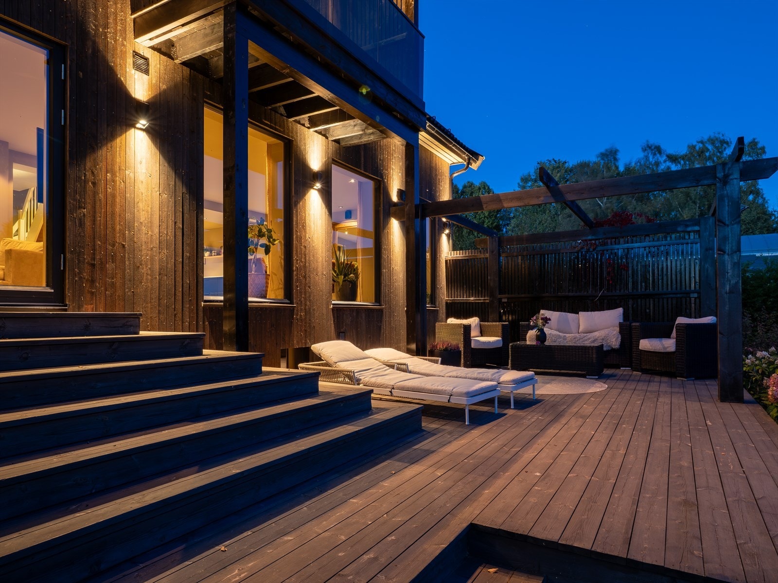 Uteplassen er like innbydende på kveldstid, med stemningsfull belysning. Galleribilde