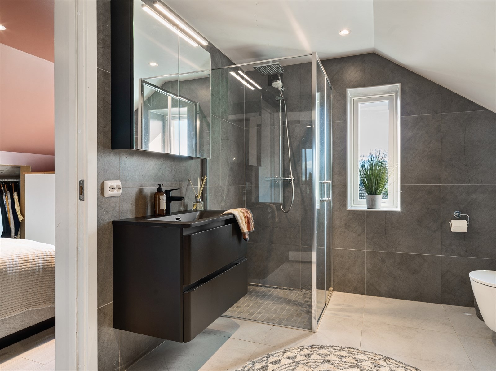 Badet på loftet ble rehabilitert i 2018 og har flislagte overflater og elektriske varmekabler. Galleribilde