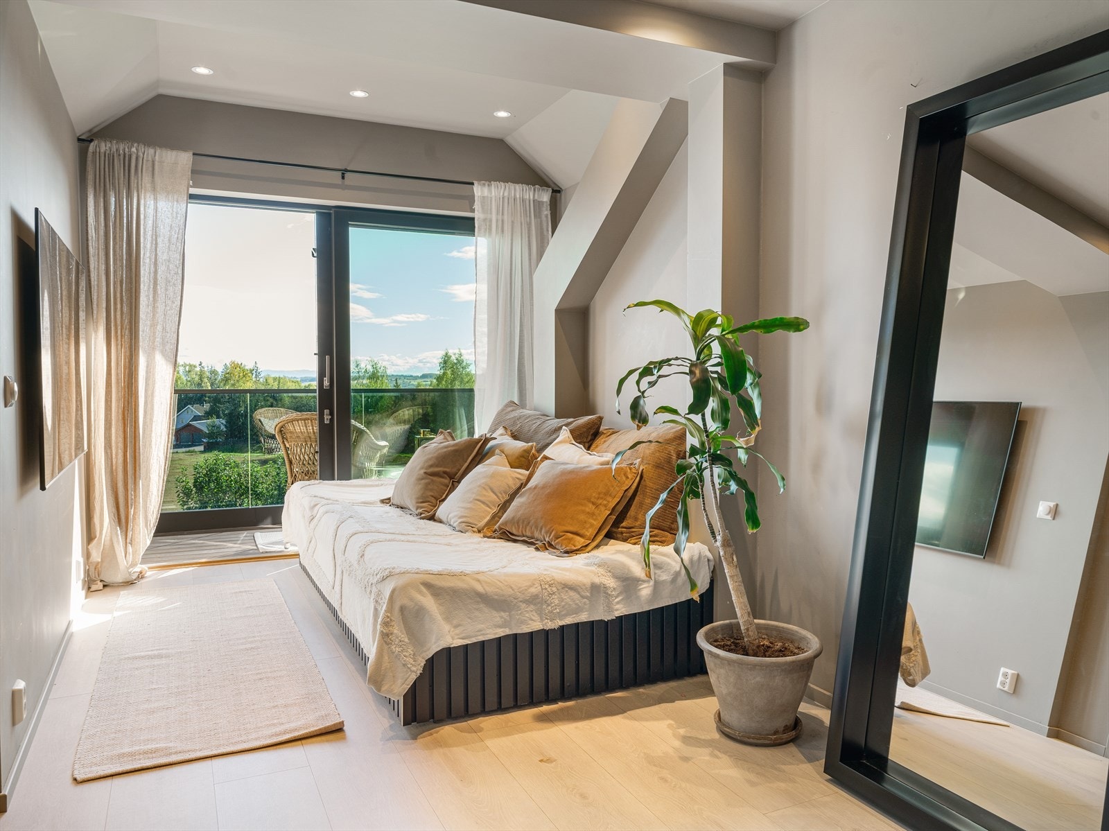 Loftstuen er et fleksibelt rom med direkte utgang til en egen balkong på 4 m². Galleribilde