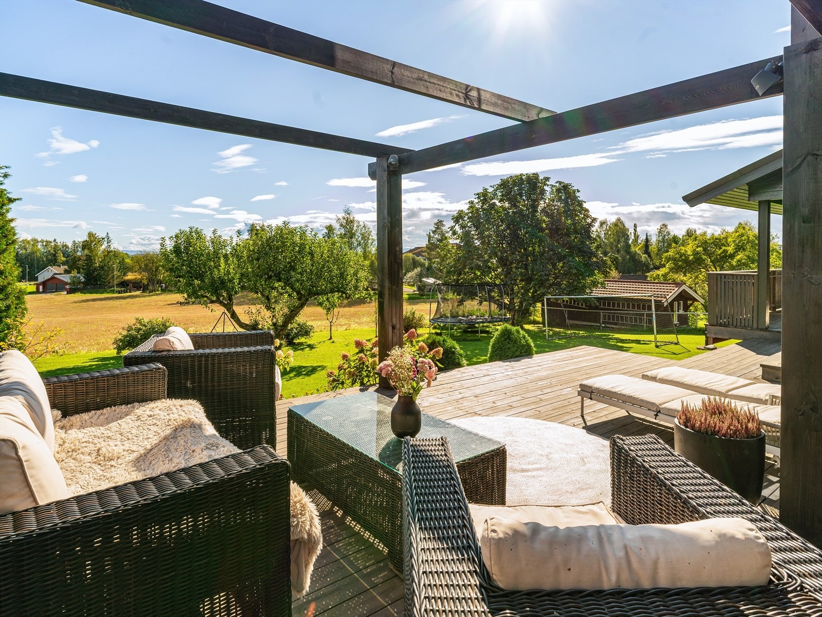 Fra uteplassen har man en åpen utsikt over hagen og det omkringliggende kulturlandskapet. Galleribilde