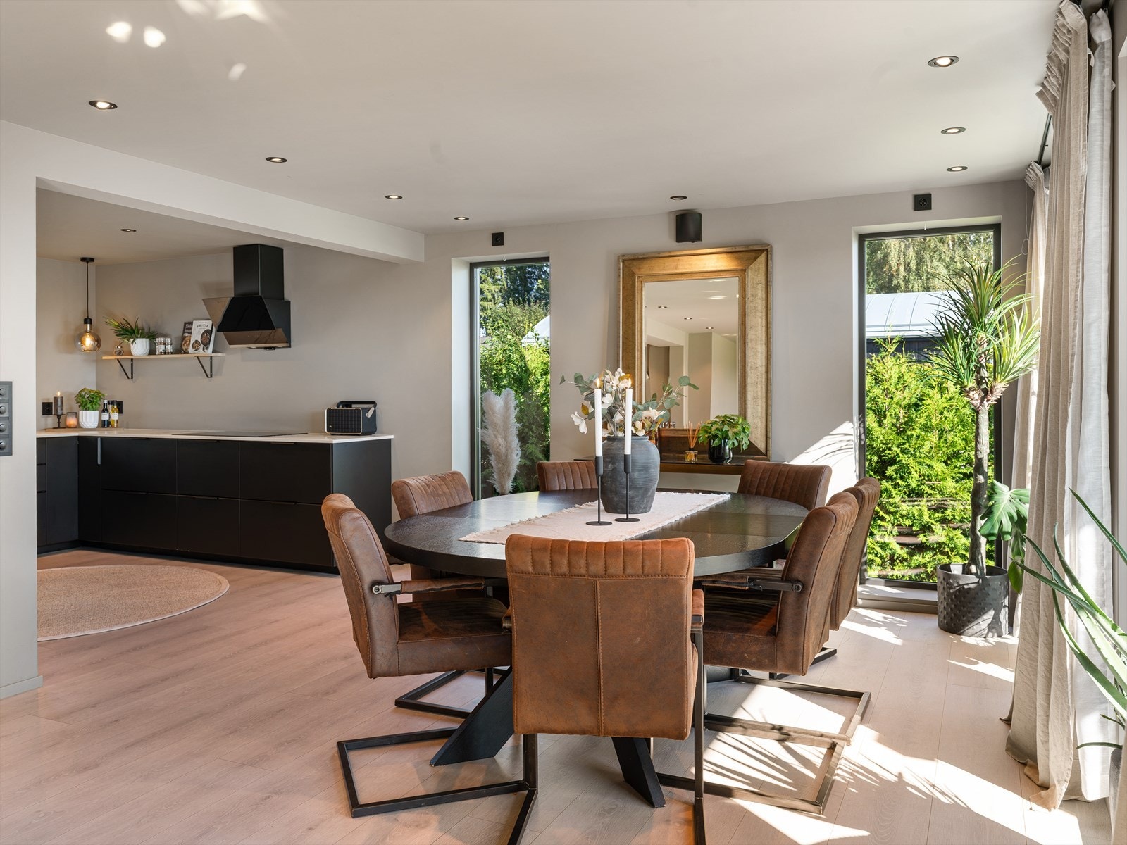 Den åpne planløsningen gir en god forbindelse mellom spisestue og kjøkken. Galleribilde