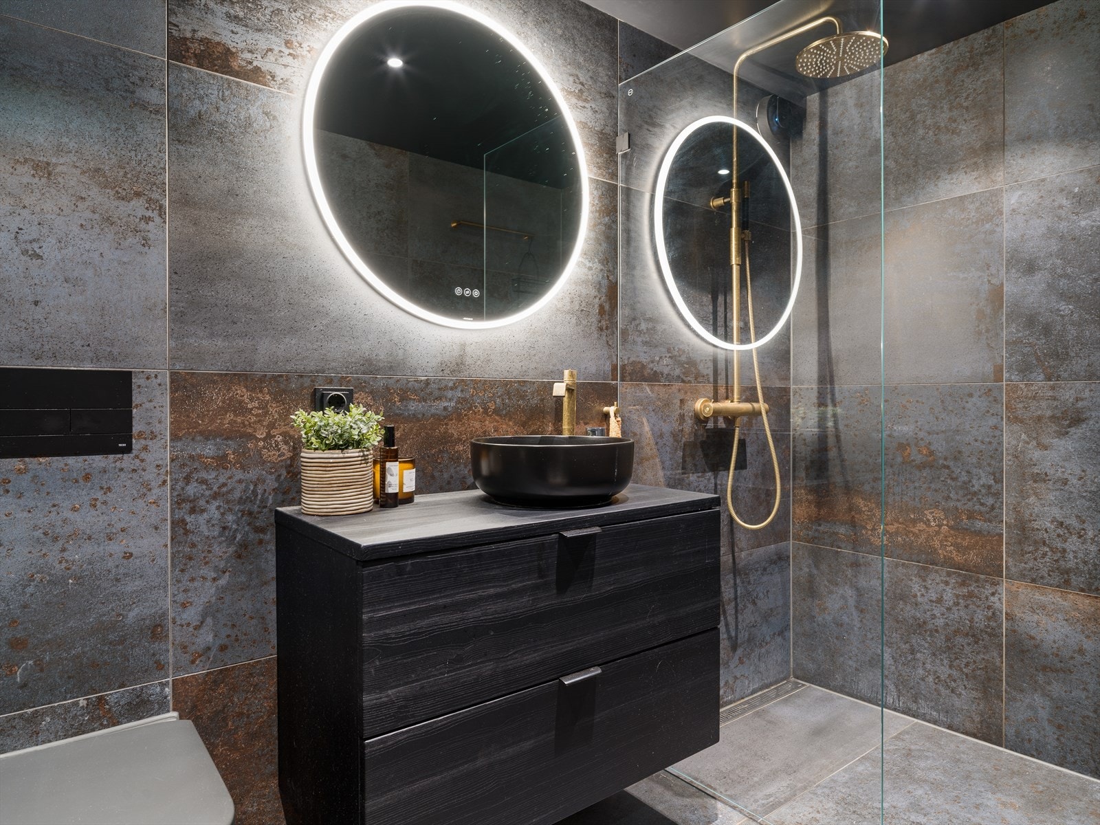 Badet i kjelleren ble rehabilitert i 2022 med moderne fliser og innredning. Galleribilde