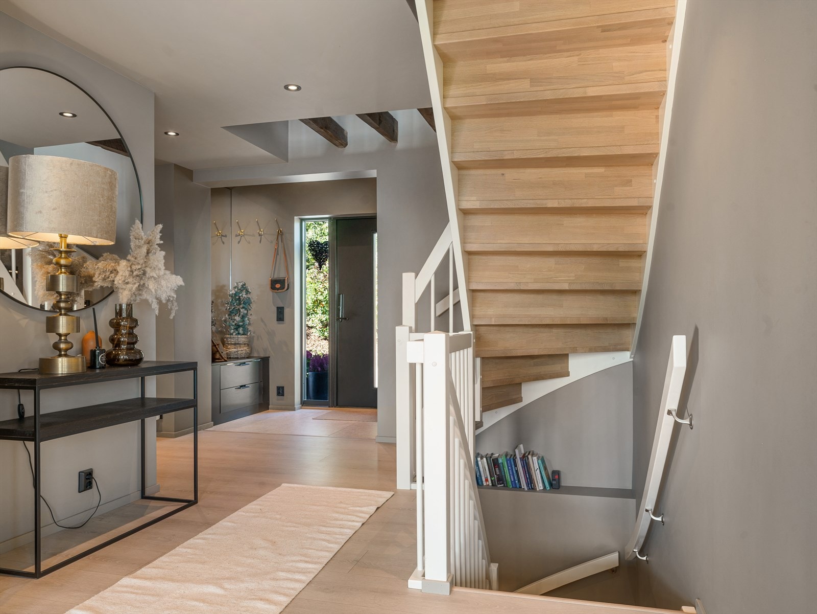 Fra gangen leder en solid tretrapp ned til kjelleren og videre opp til loftsetasjen. Galleribilde