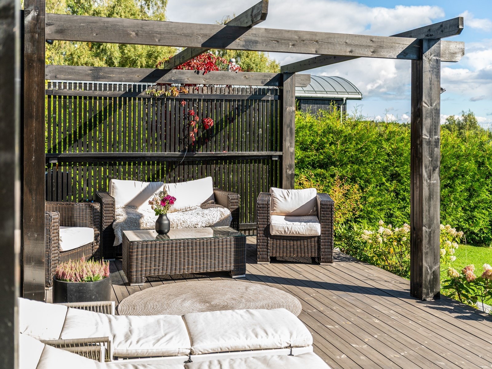 En pergola skaper en lun og definert sone på terrassen. Galleribilde