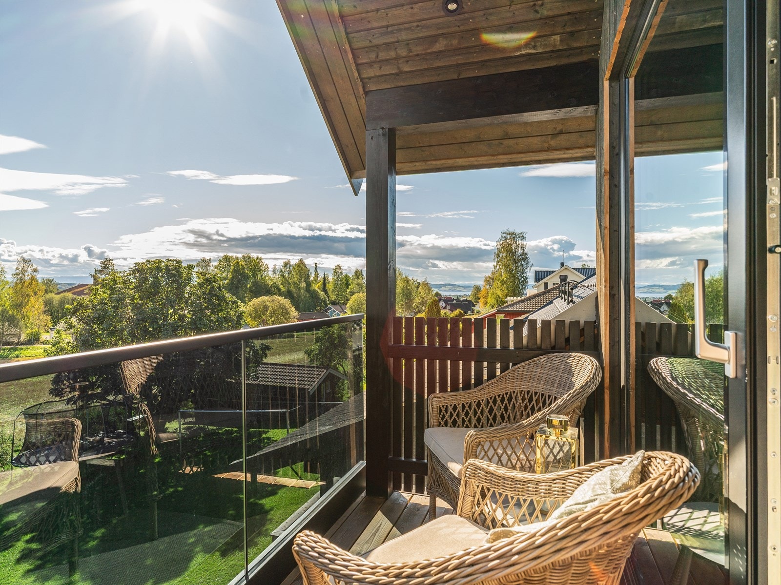 Balkongen på loftet er en privat uteplass med gode lysforhold. Galleribilde