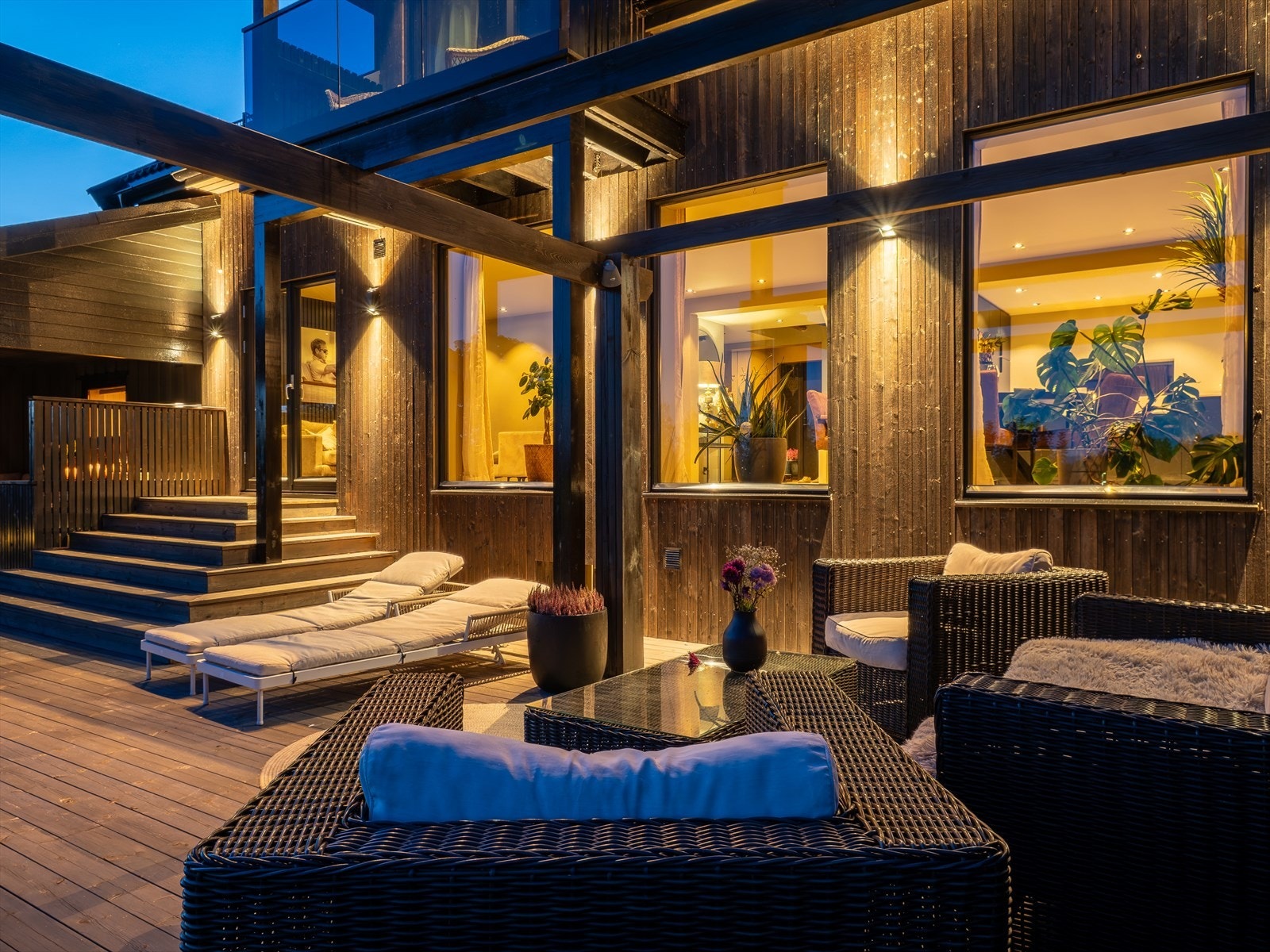 Belysningen på fasaden fremhever treverket og arkitekturen. Galleribilde