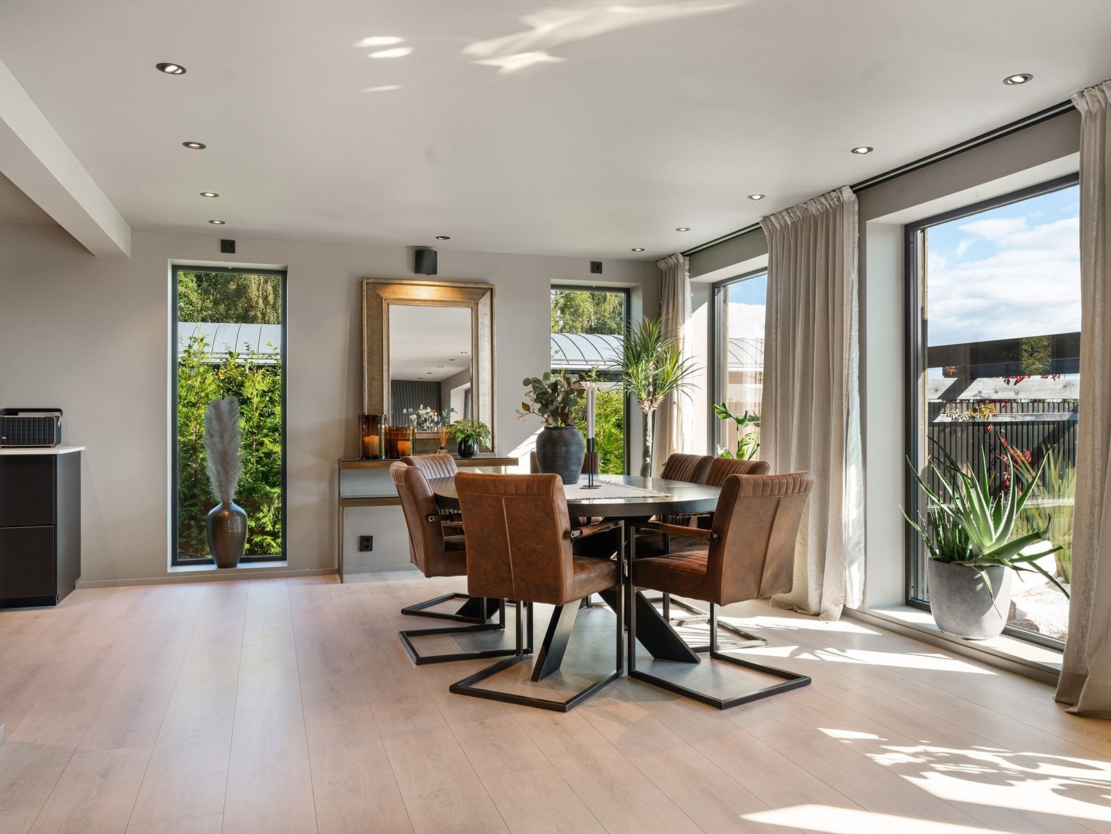 Spisestuen har plass til et stort spisebord for hyggelige sammenkomster. Galleribilde