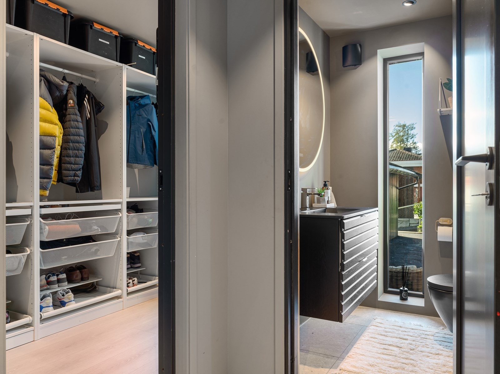 Hovedplanet inneholder også et praktisk toalettrom og et separat omkledningsrom. Galleribilde