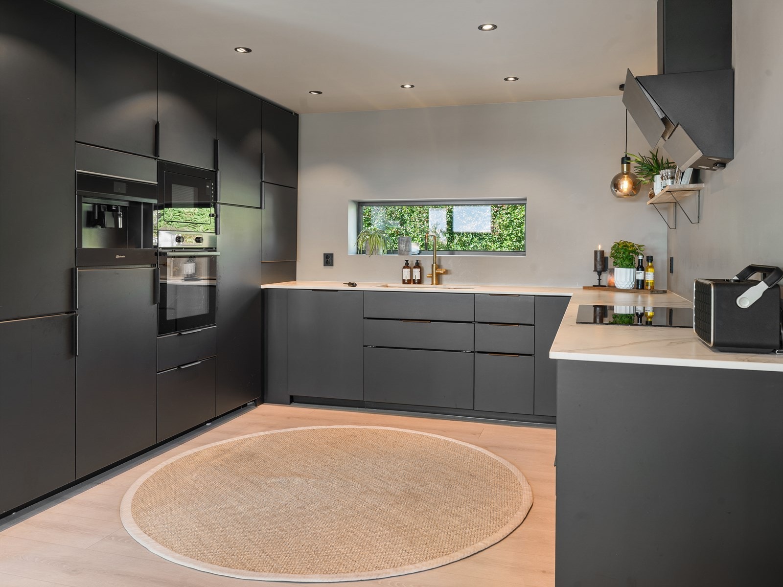 Her er det integrerte hvitevarer, inkludert stekeovn, mikrobølgeovn og kaffemaskin. Galleribilde