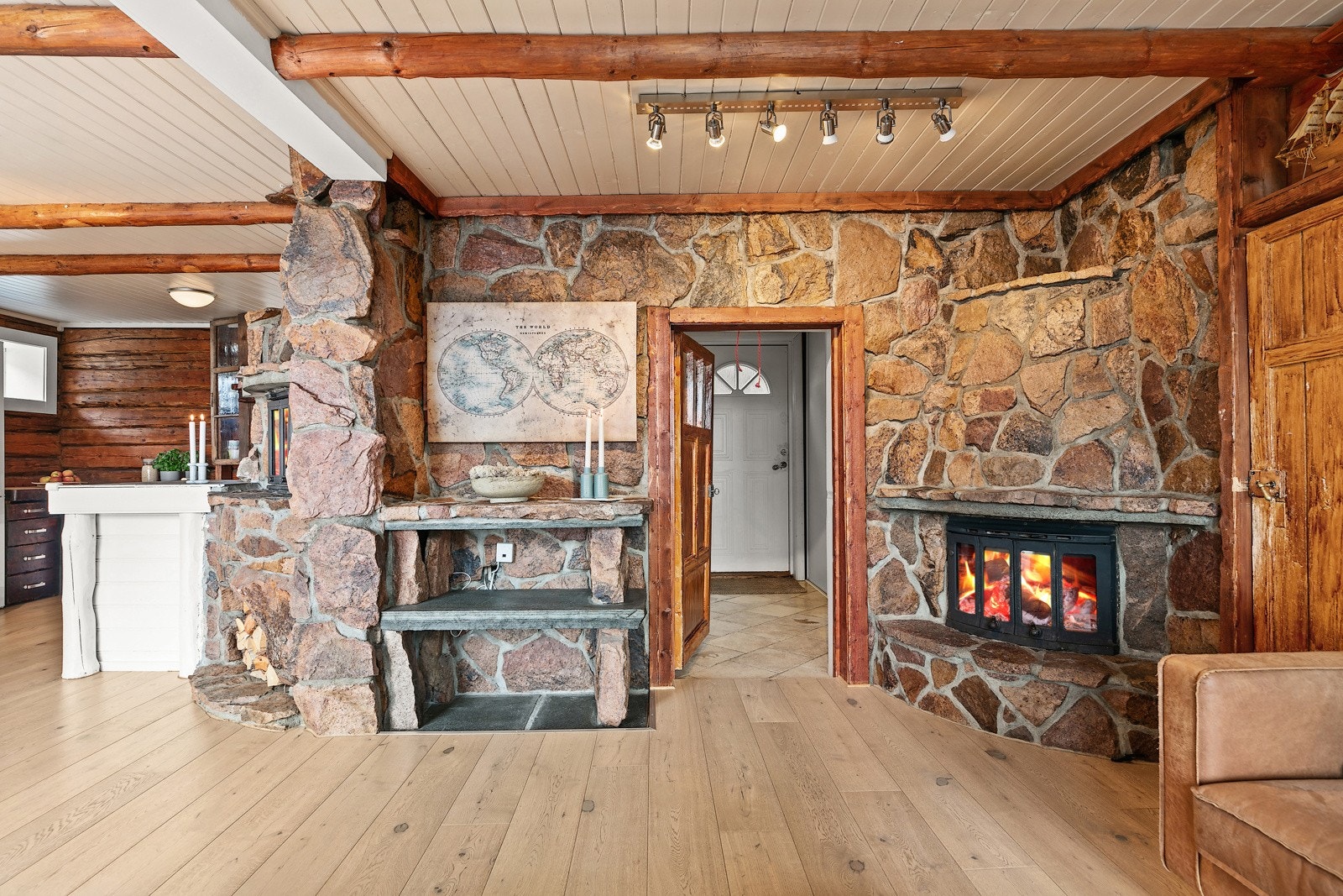 2 peiser i stue/spisestue Galleribilde