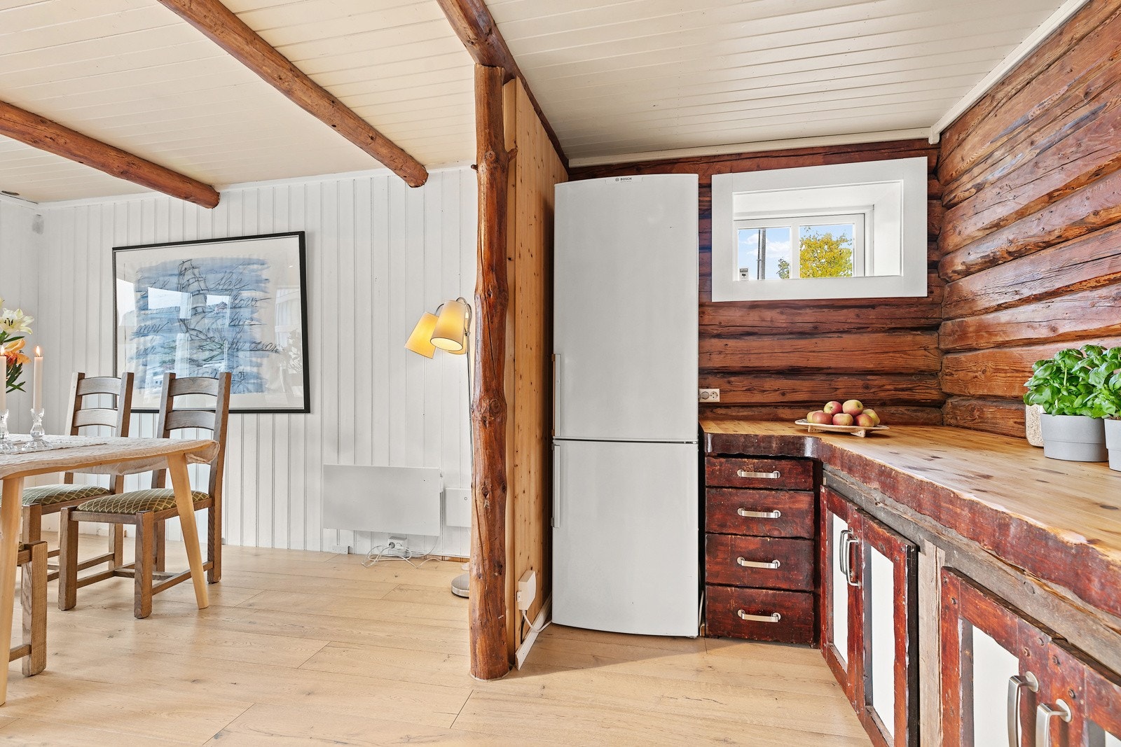 Kjøkkenet er i tre og det er heltre kjøkkenbenk Galleribilde