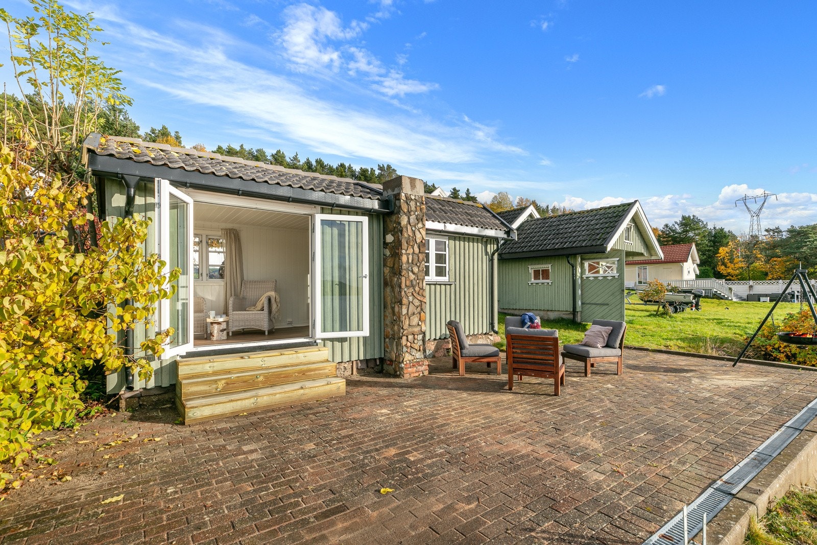 Flott terrasse på utsiden av annekset Galleribilde