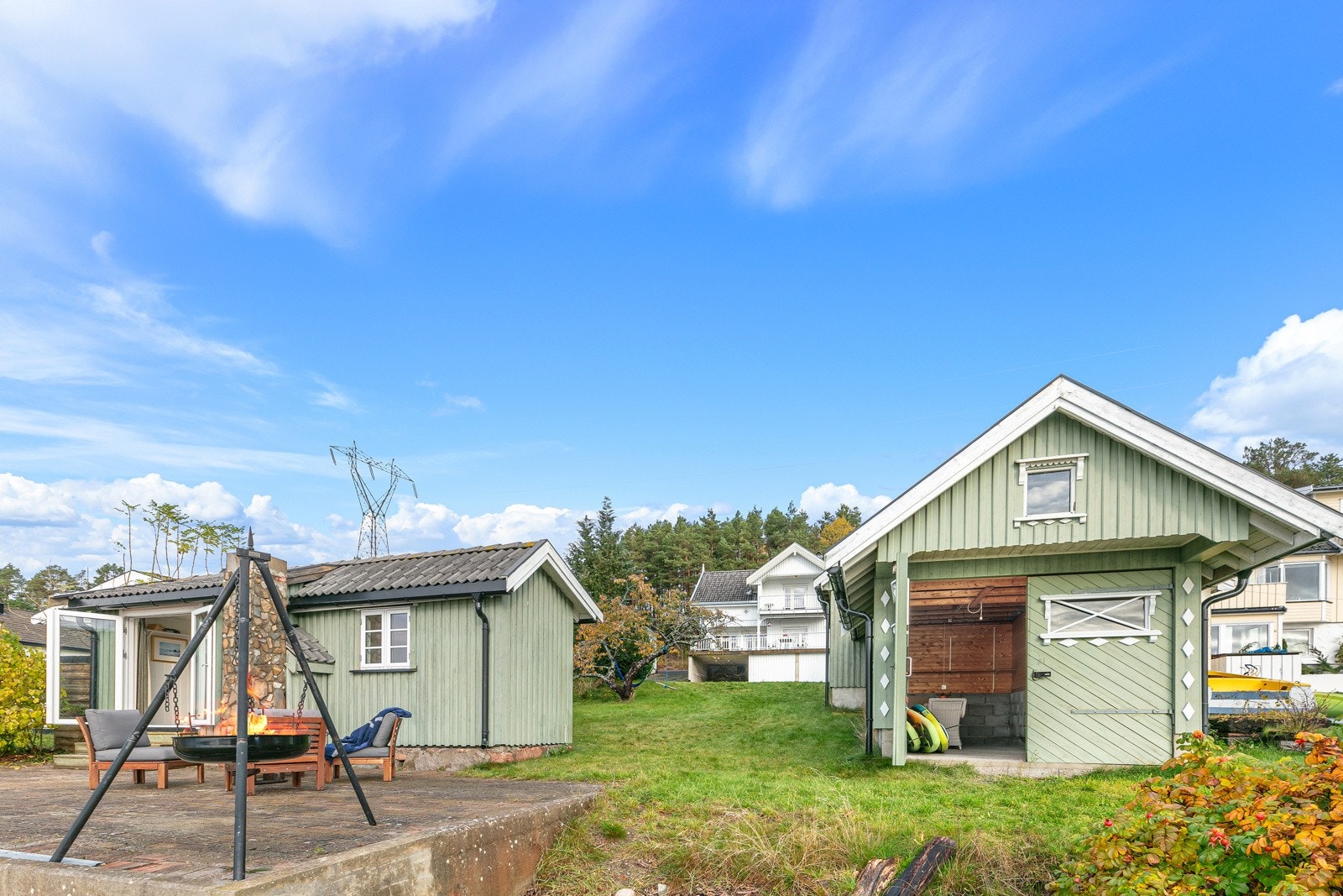 Syd på tomten ligger anneks og boden. Boden har dører ut mot sjøen Galleribilde