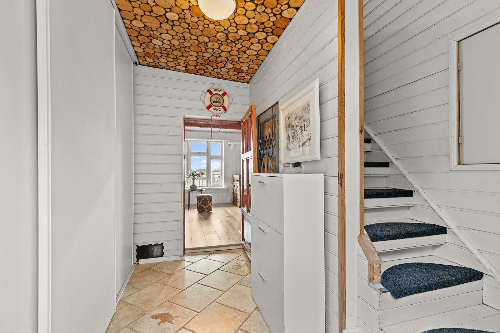 Trapp opp til 2 etasjen fra gangen Galleribilde